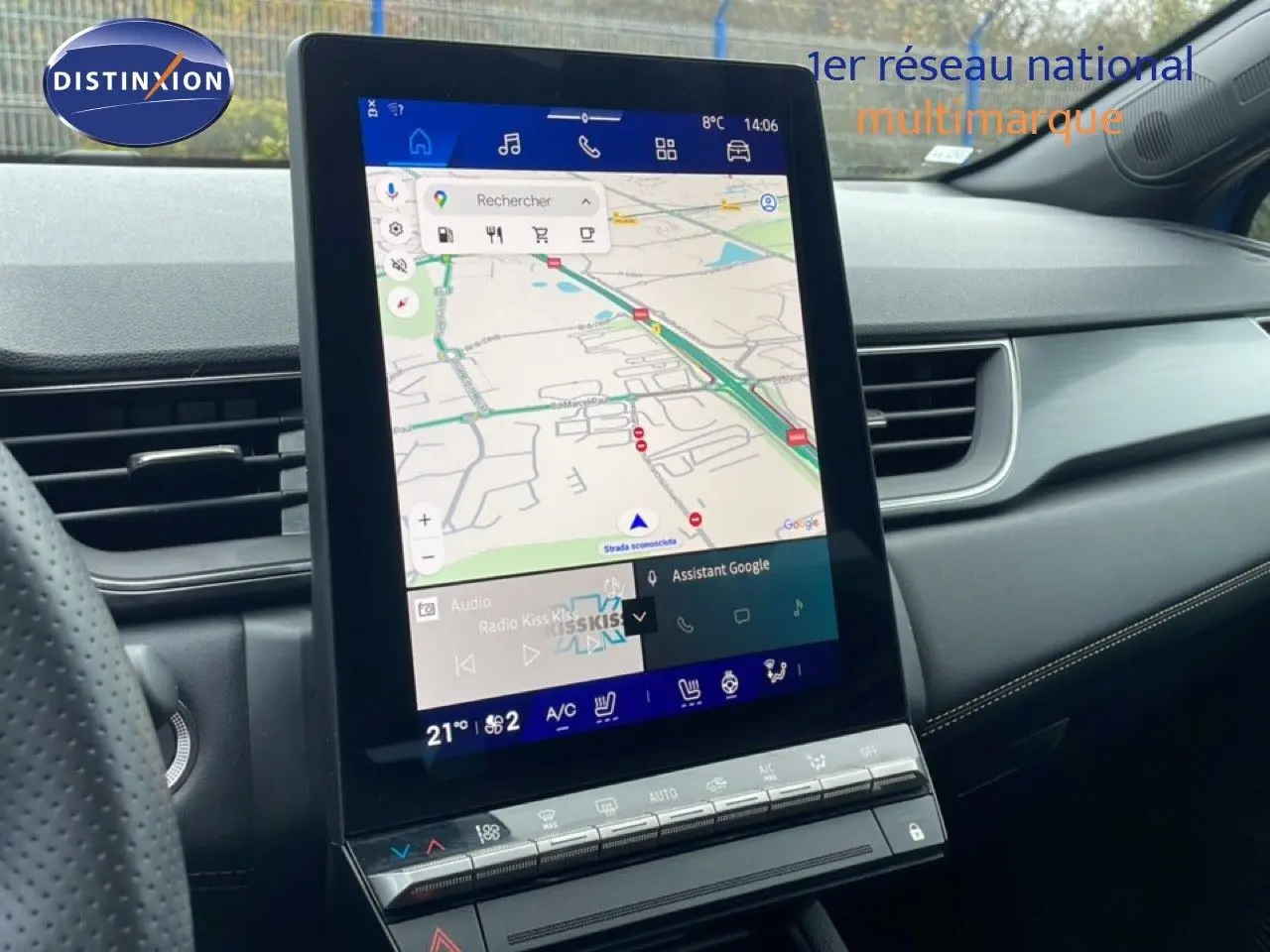 Vue intérieure du tableau de bord de la Renault Symbioz 2025 bleu iron metal, avec grand écran tactile central affichant la navigation.