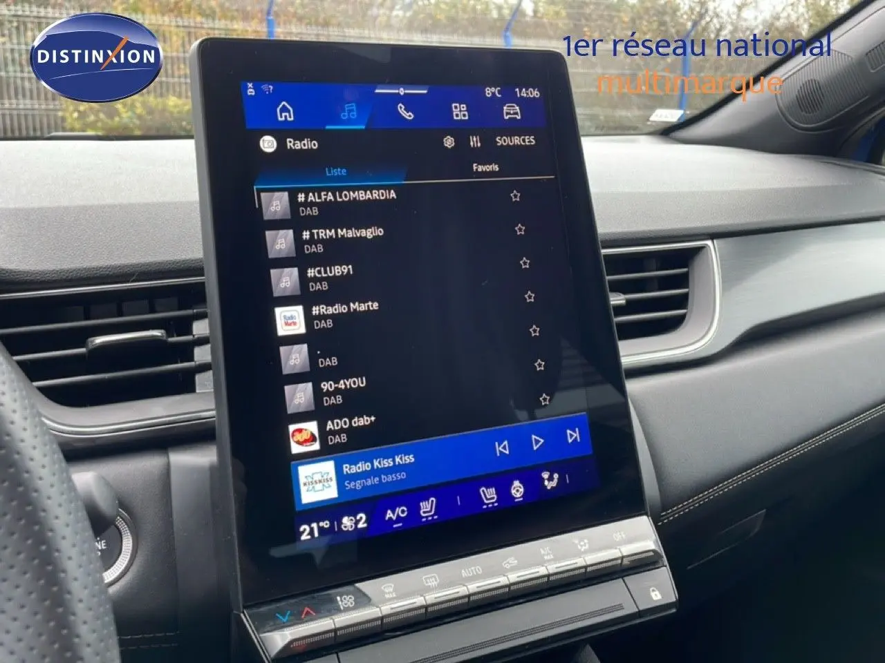 Vue intérieure centrée sur l'écran tactile vertical du tableau de bord du Renault Symbioz bleu Iron Metal, affichant la radio.