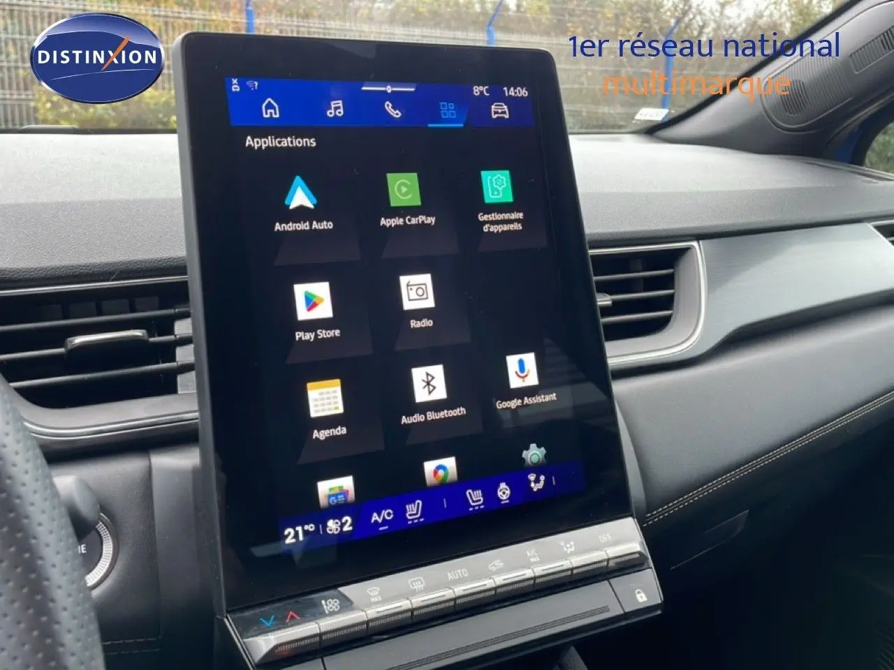 Vue intérieure centrée sur l’écran tactile vertical du tableau de bord du Renault Symbioz bleu Iron Metal 2025.