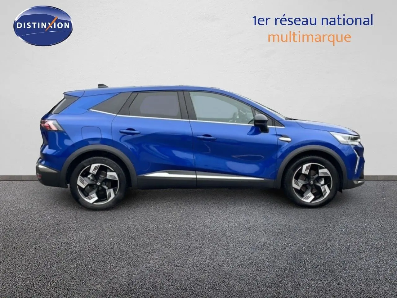 Profil droit du Renault Symbioz 2025 en bleu Iron Metal, SUV hybride avec jantes distinctives bicolores.