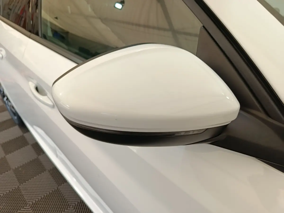 Rétroviseur côté gauche blanc de la Peugeot 208 PureTech 100 S&S Allure Business 2021, vue rapprochée en intérieur.