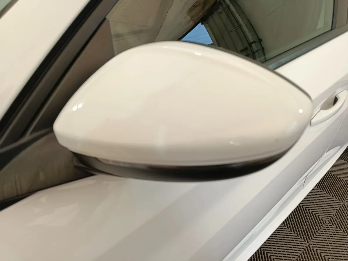 Gros plan sur le rétroviseur côté gauche blanc d'une Peugeot 208 PureTech 100 S&S Allure Business 2021.