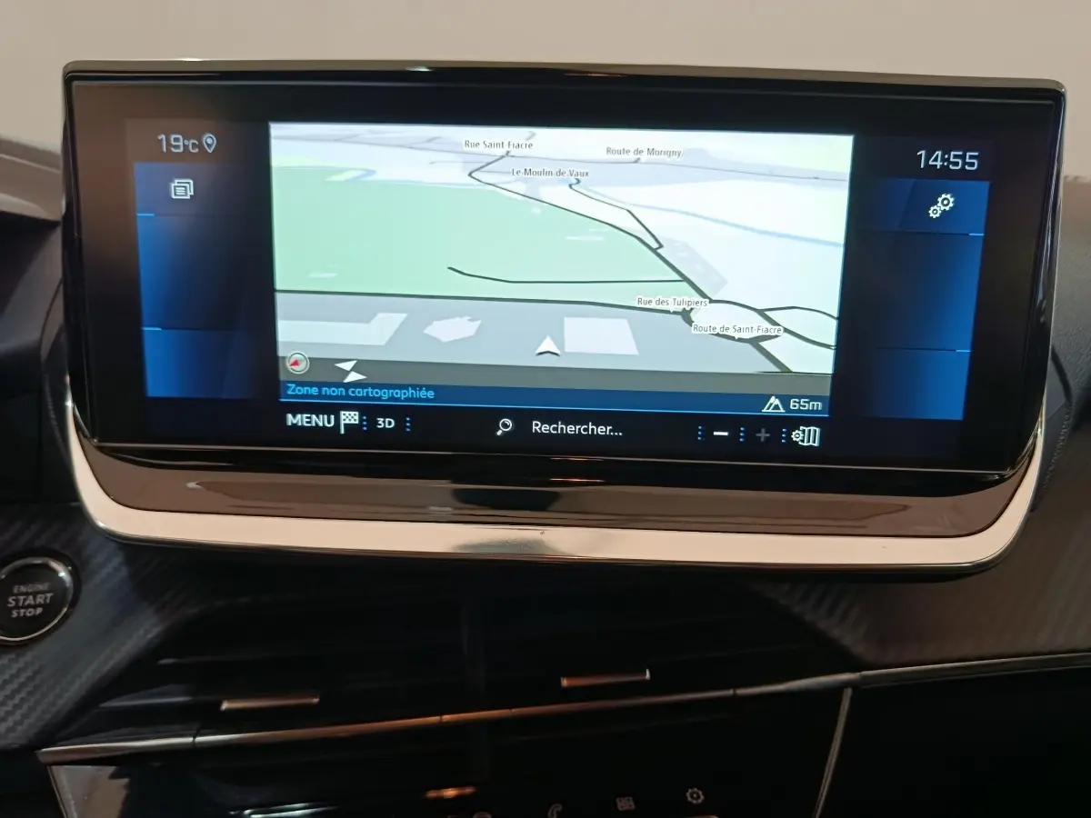 Écran tactile 10 pouces du système de navigation de la Peugeot 208 blanc, vue rapprochée du tableau de bord.