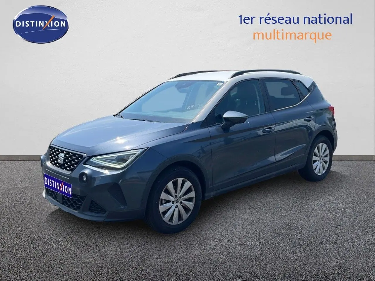 SEAT Arona gris Magnetic Metal vue 3/4 avant côté gauche avec toit blanc et jantes alliage.