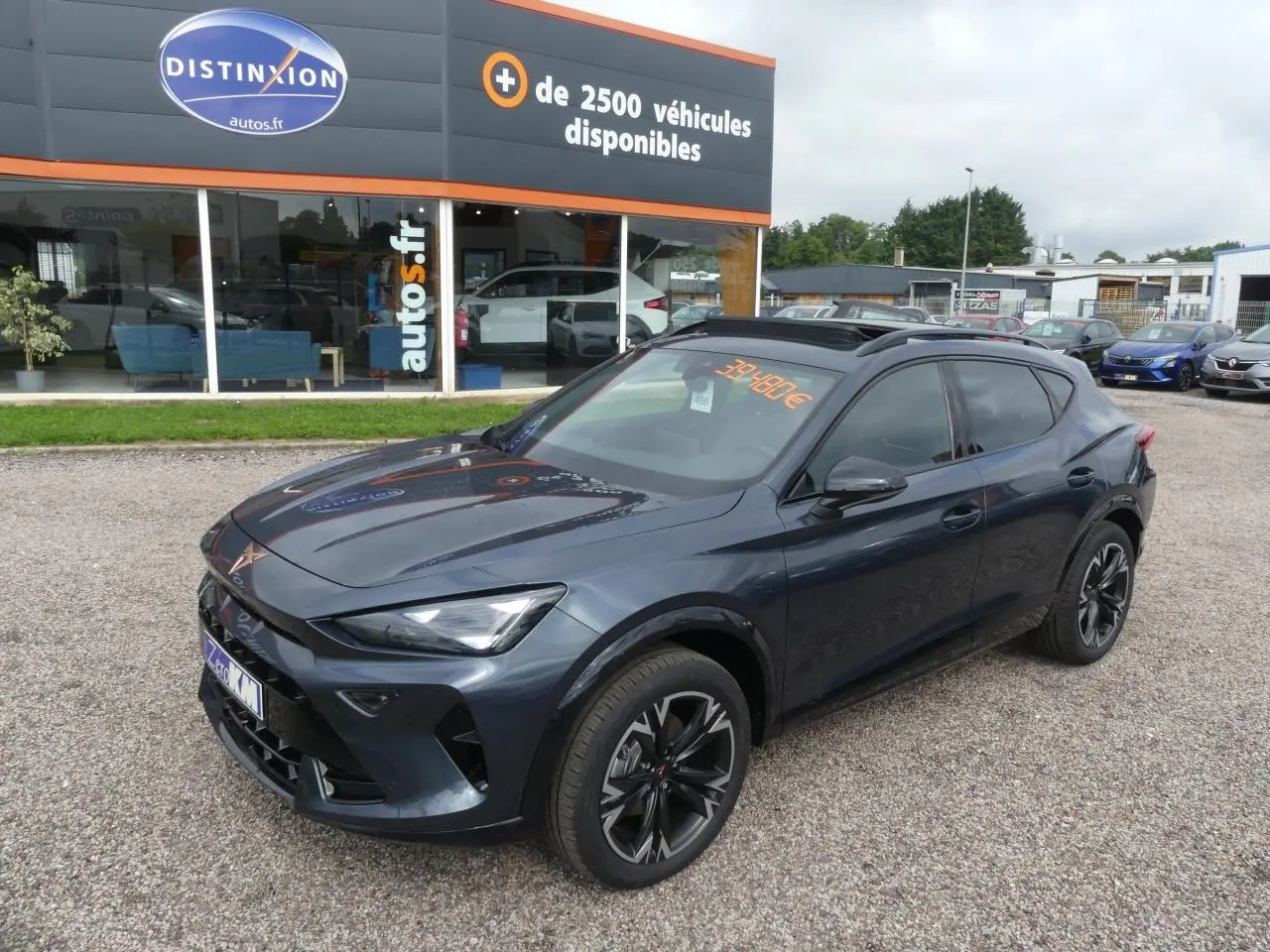 CUPRA Formentor gris magnétique en 3/4 avant droit avec jantes alliage noires et toit ouvrant panoramique.