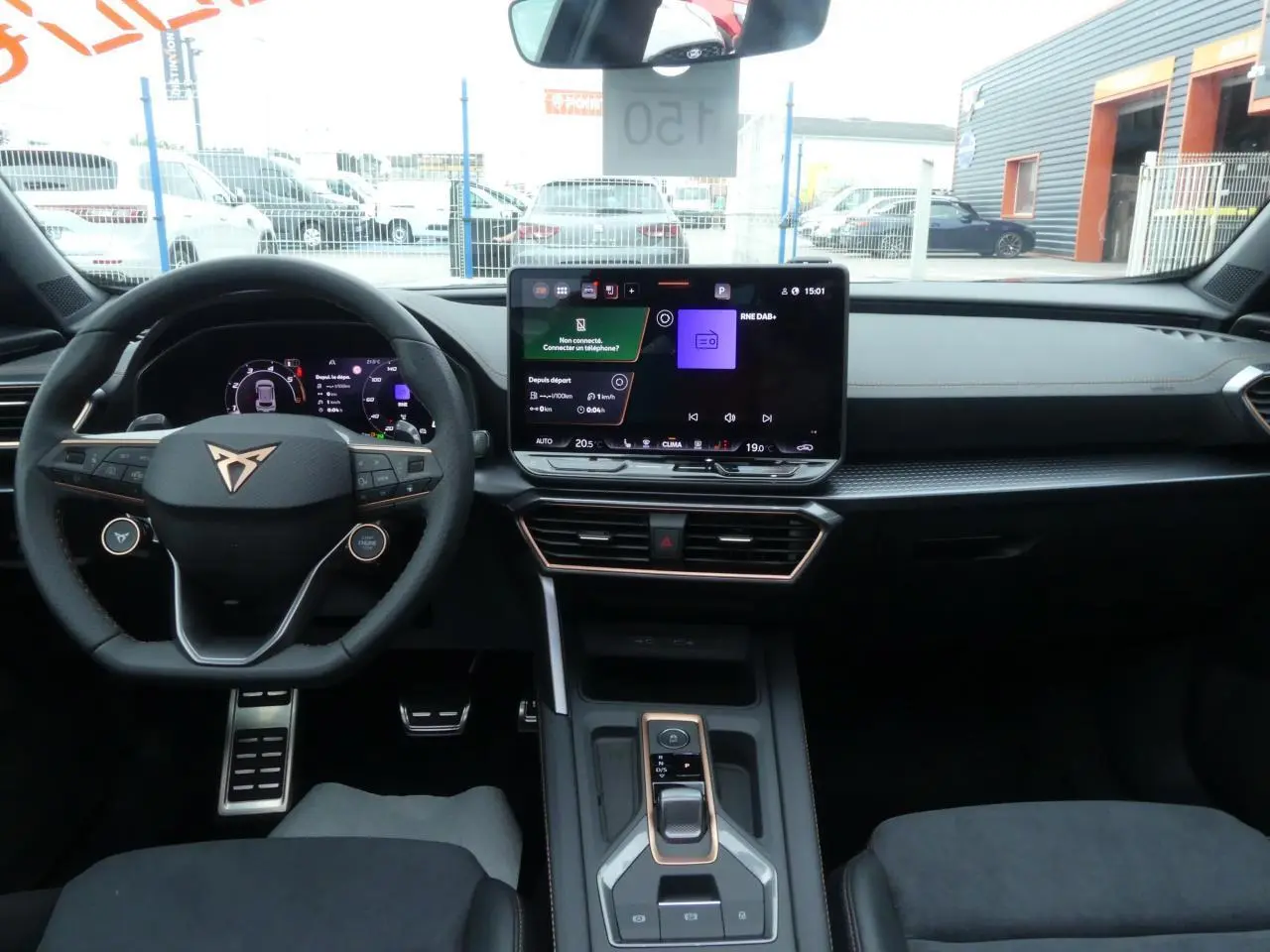 Intérieur de la CUPRA Formentor 2025 vu de face, tableau de bord noir avec écran tactile central et volant Supersports.