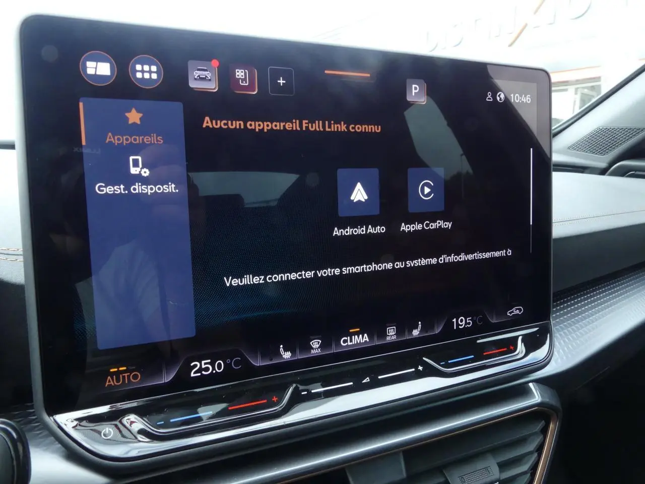 Écran tactile HD 12,9'' du système d'info-divertissement dans l'habitacle du CUPRA Formentor 2025.