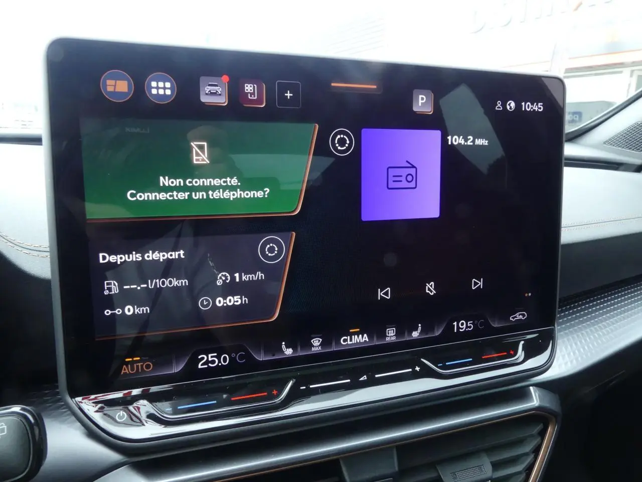 Écran tactile HD 12,9'' du tableau de bord du CUPRA Formentor 2025 avec commandes climatisation et multimédia.