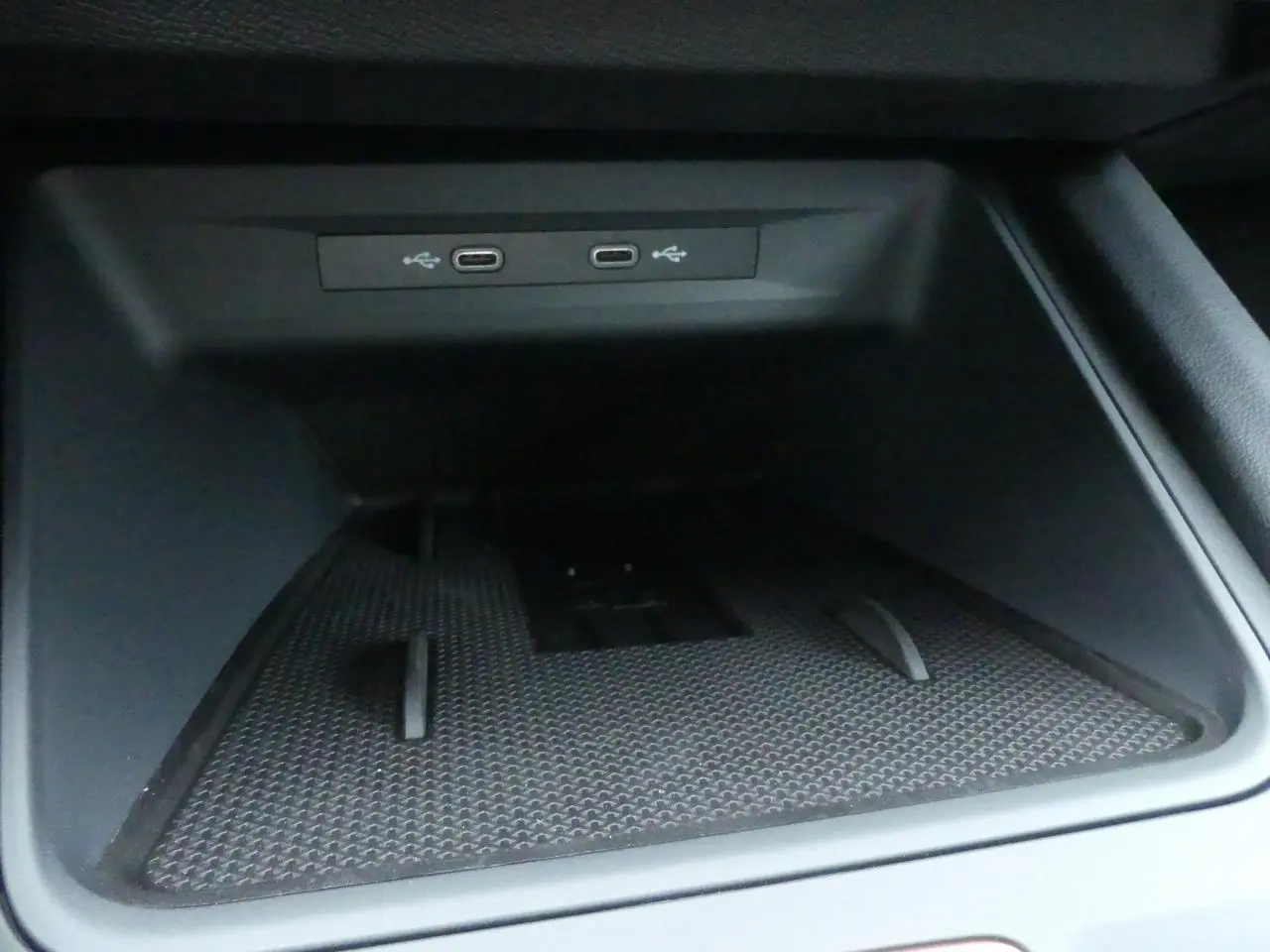 Gros plan sur la zone de rangement avant avec deux ports USB-C dans le CUPRA Formentor gris magnétique 2025.