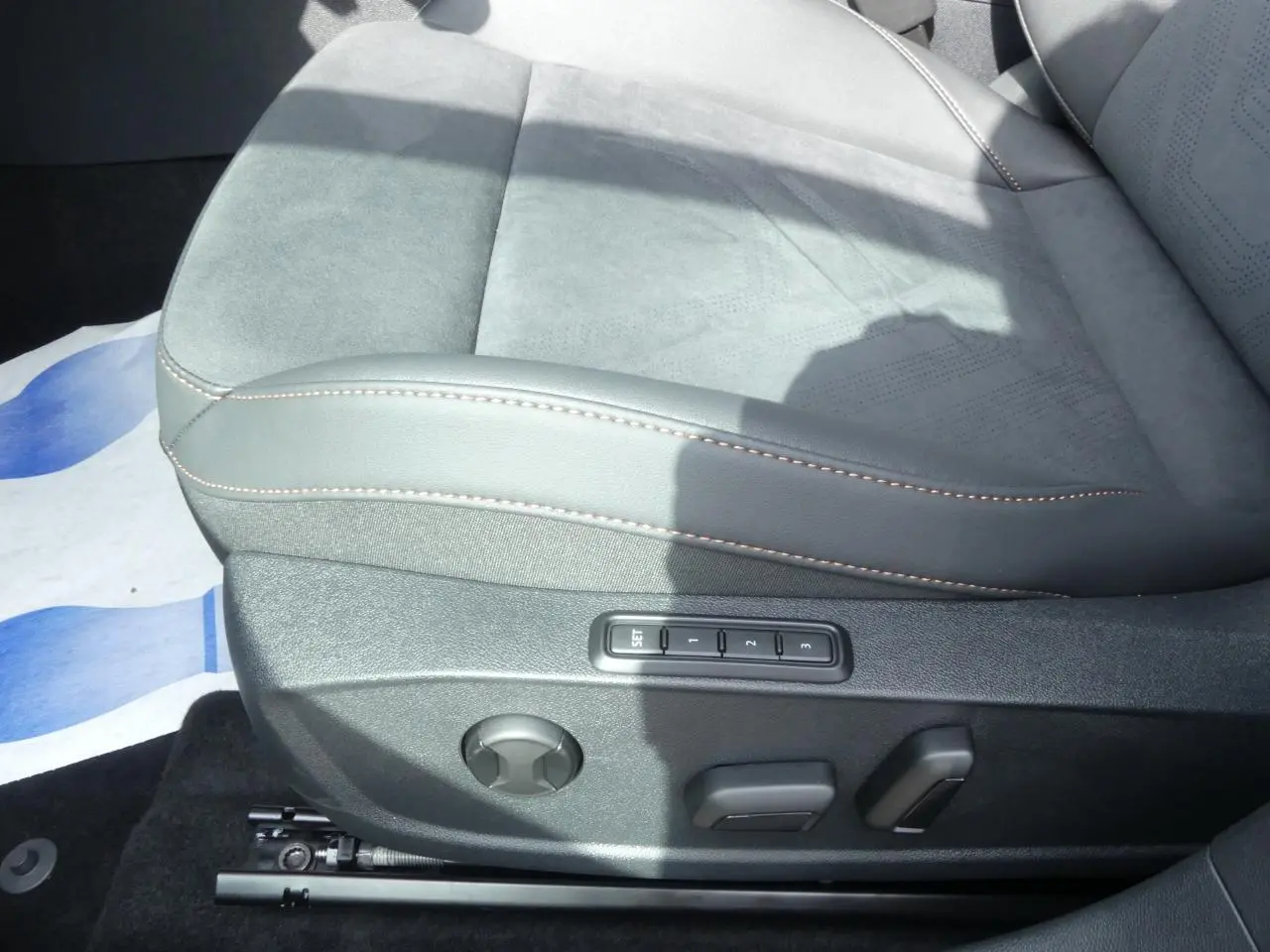 Gros plan sur le siège conducteur en suédine noire avec surpiqûres cuivrées et commandes électriques du CUPRA Formentor 2025.