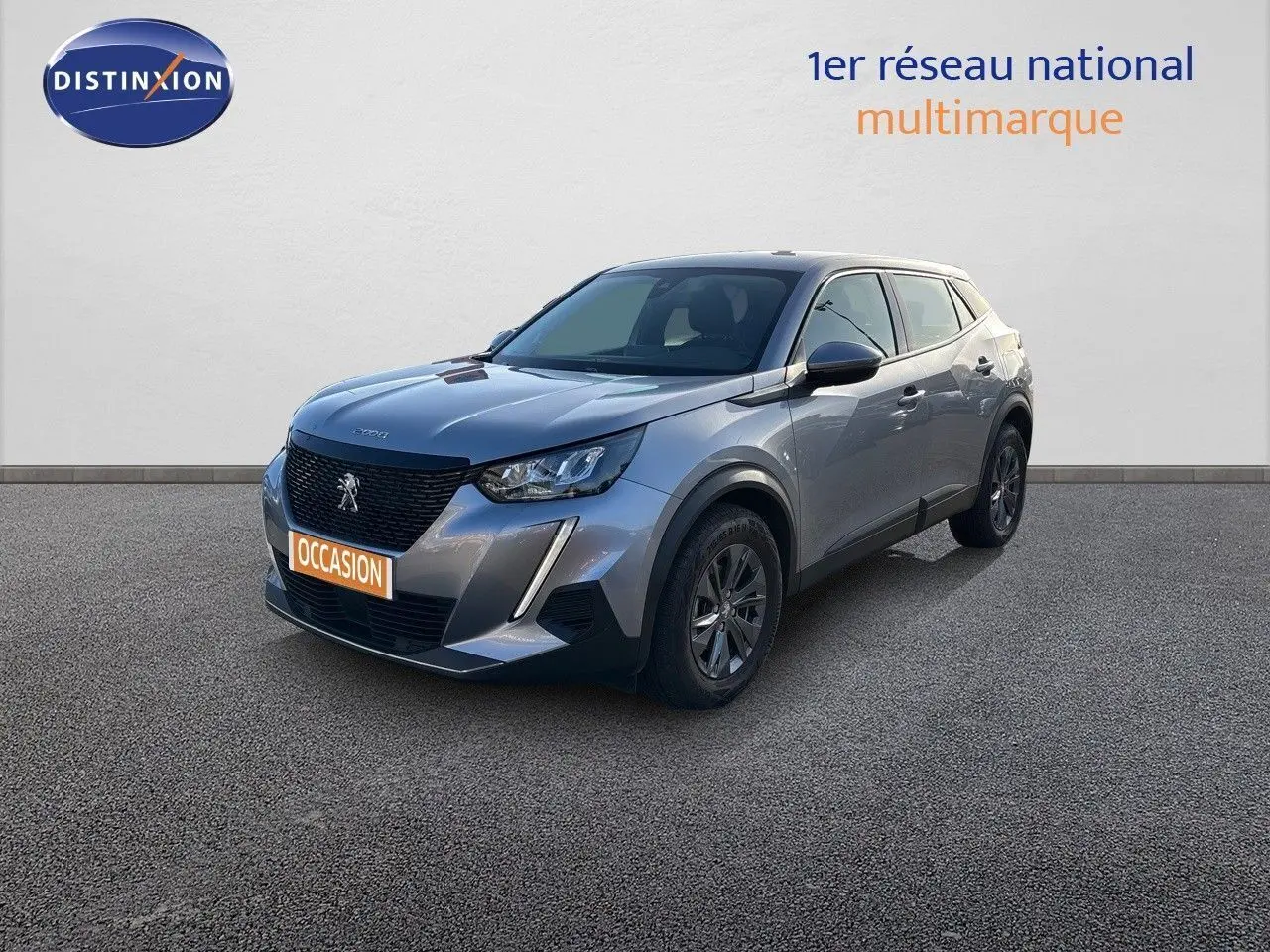 Peugeot 2008 gris Artense en 3/4 avant droit, mettant en valeur ses phares LED et sa calandre noire distinctive.
