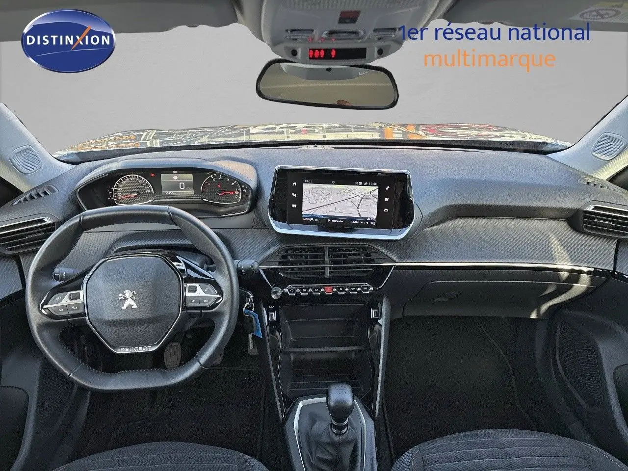 Intérieur de la Peugeot 2008 1.2 PureTech 130 Active 2021, tableau de bord moderne avec écran tactile et volant compact noir.