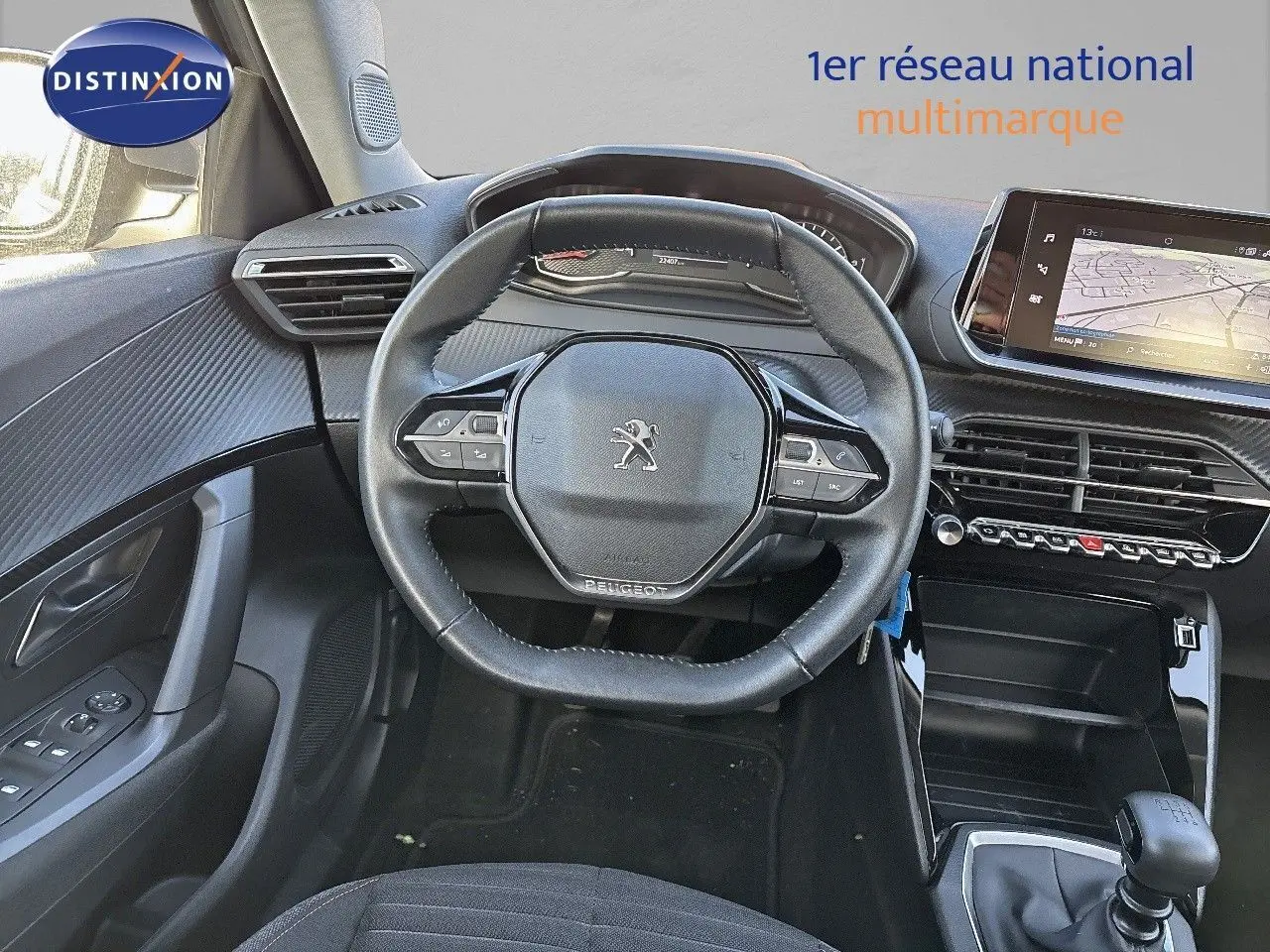 Intérieur Peugeot 2008 2021 vue du poste de conduite avec volant compact et écran tactile central.