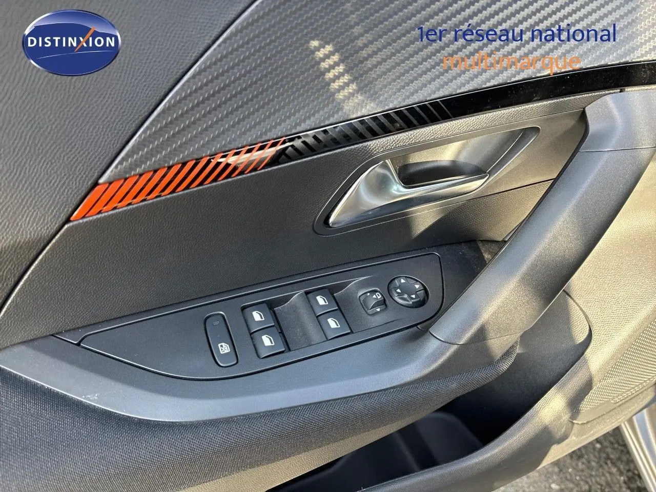 Détail de la porte côté conducteur du Peugeot 2008 gris Artense, montrant les commandes des vitres et le design intérieur.