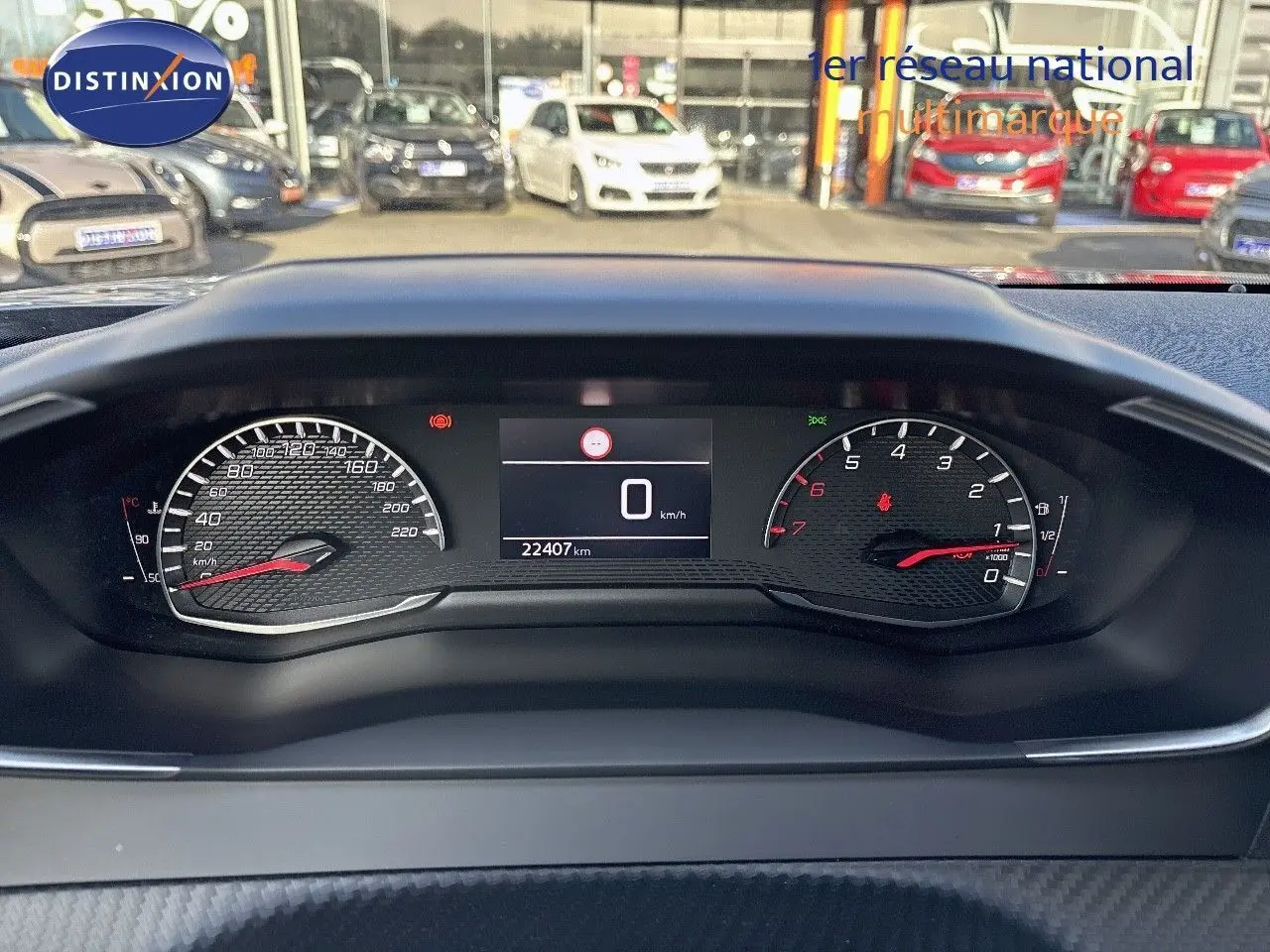 Tableau de bord numérique du Peugeot 2008 1.2 PureTech 130 Active, affichant 22407 km et vitesse à 0 km/h.