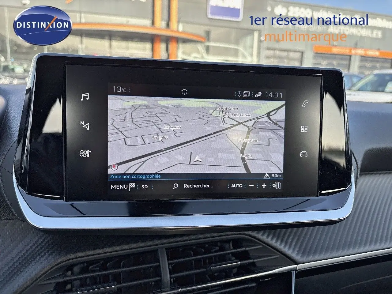 Écran tactile central du tableau de bord du Peugeot 2008 gris Artense, affichant la navigation GPS en intérieur.