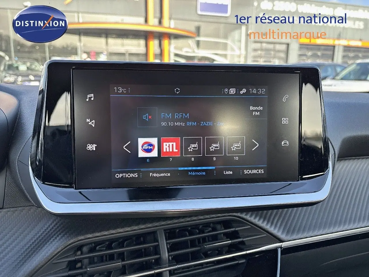 Écran tactile central du tableau de bord du Peugeot 2008 gris Artense, affichant la radio FM RFM à 14h32.