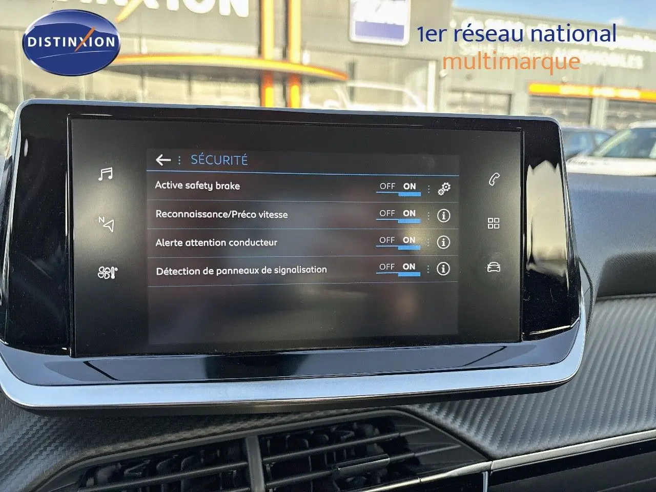 Écran tactile du tableau de bord du Peugeot 2008 gris Artense affichant les options de sécurité activées