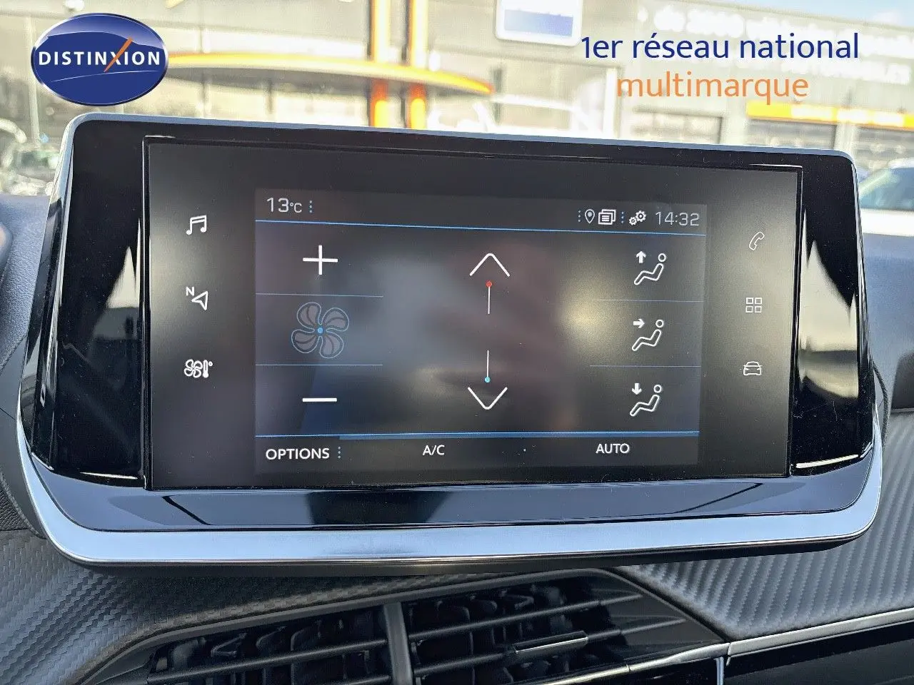 Écran tactile central affichant les réglages climatisation dans l'habitacle d'une Peugeot 2008 gris Artense 2021.