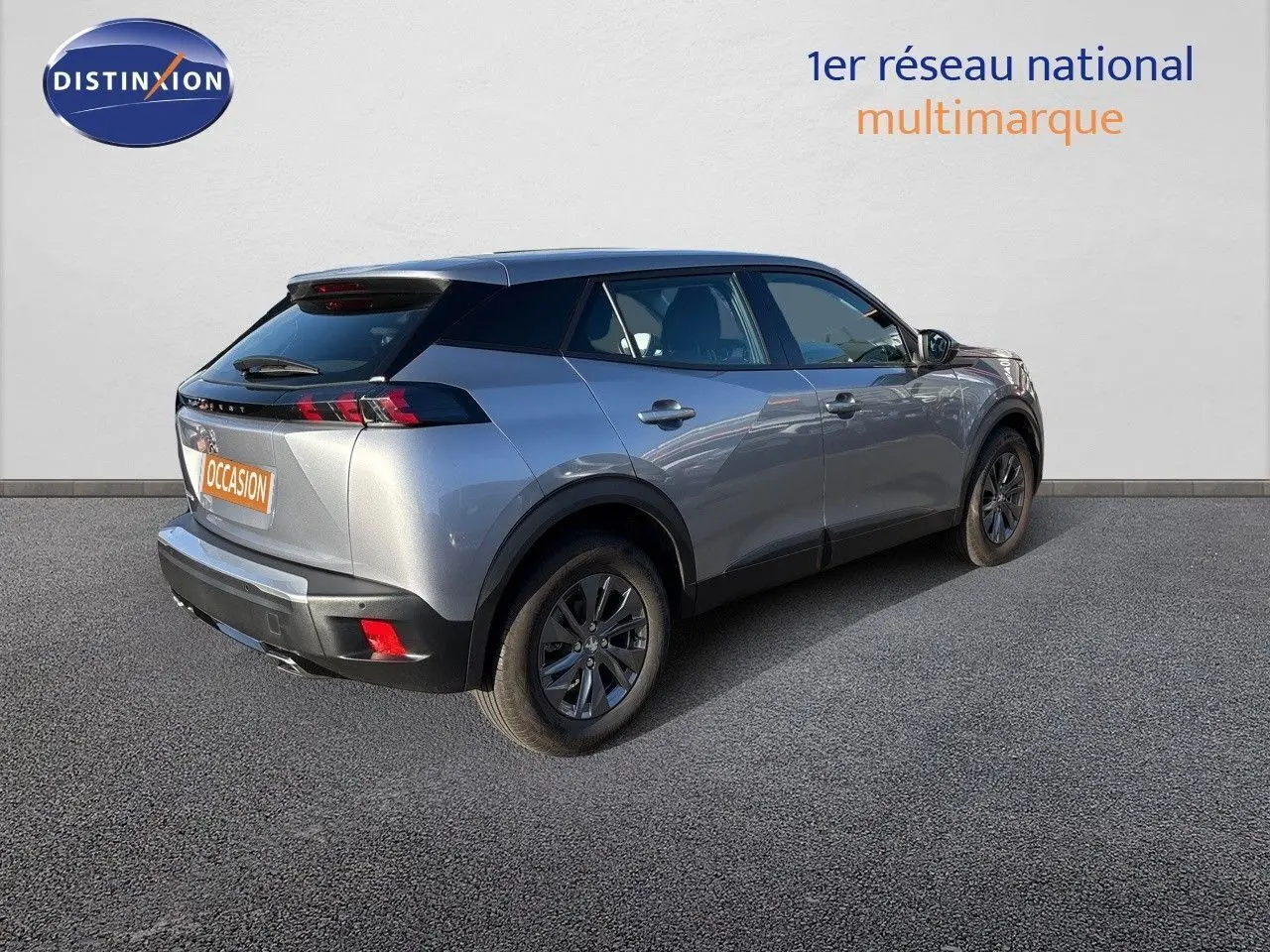 Peugeot 2008 gris Artense vue 3/4 arrière droit, soulignant ses lignes modernes et ses feux LED distinctifs.