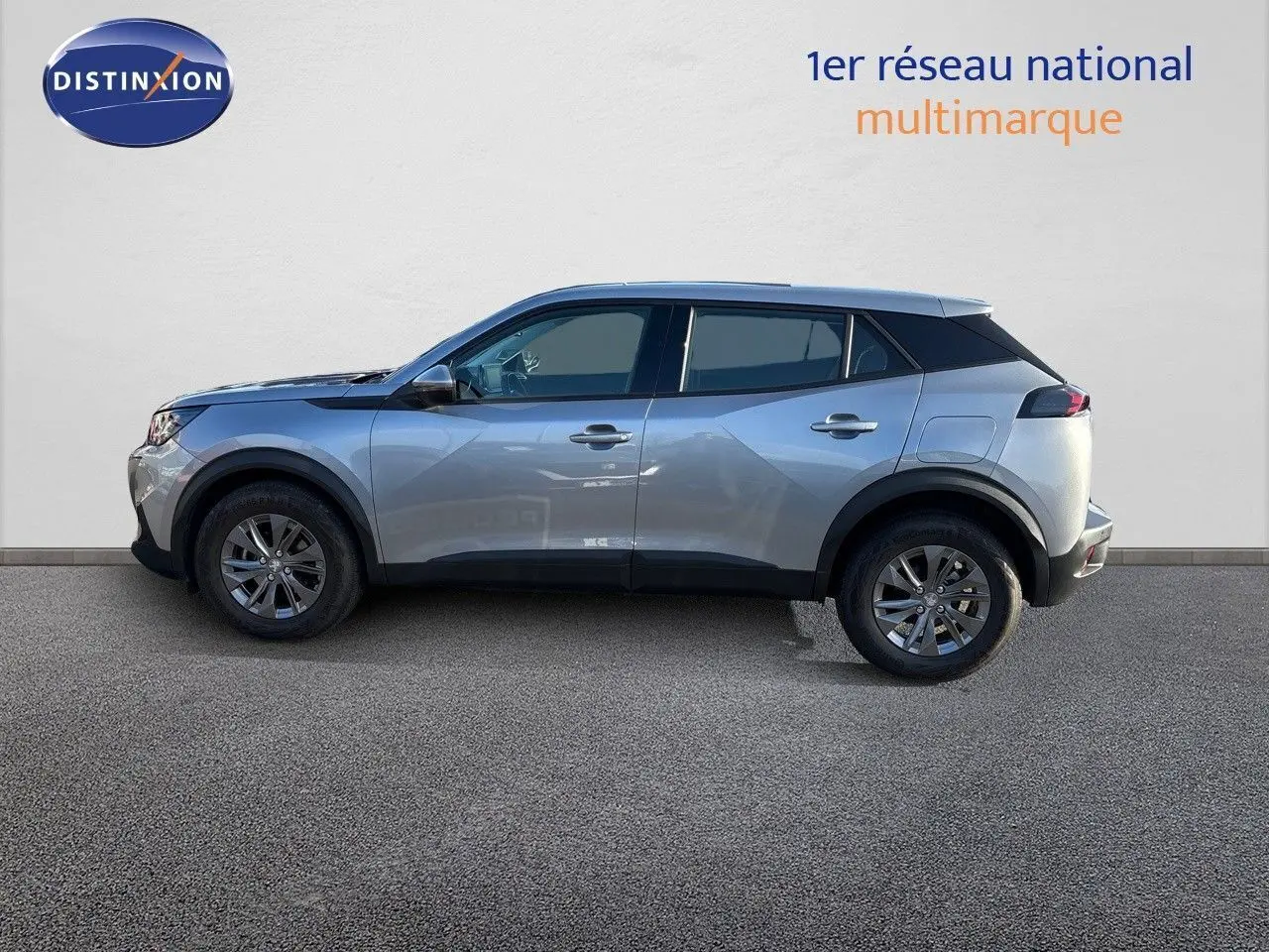 Peugeot 2008 gris Artense en profil côté gauche, SUV compact avec jantes alliage et toit noir contrasté.