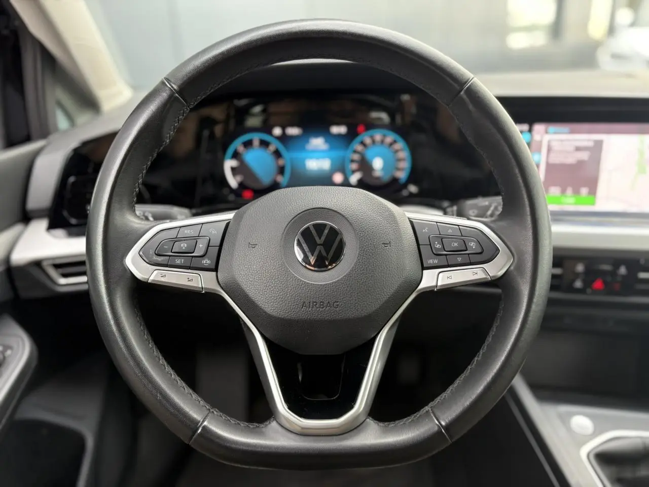 Volkswagen Golf VIII Deep Black vue 3/4 arrière droit, avec jantes alliage et feux arrière LED distinctifs.