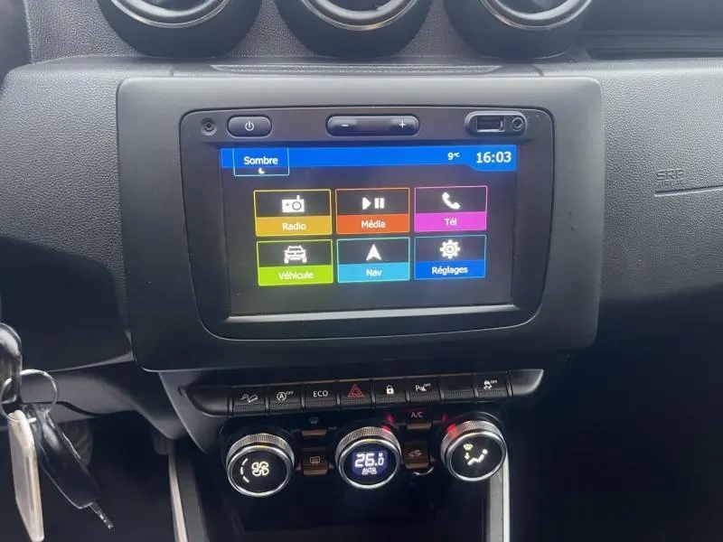 Écran tactile multifonction et commandes de climatisation du tableau de bord du Dacia Duster Prestige 2021.
