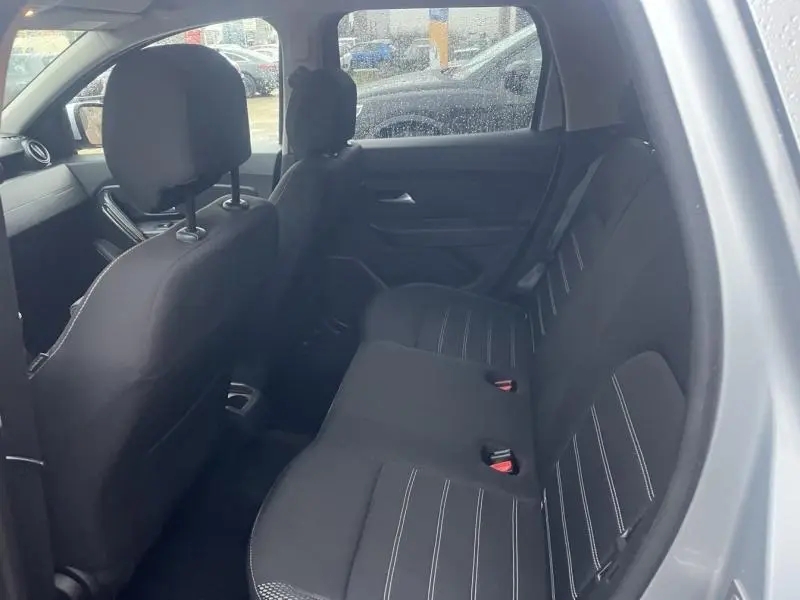 Vue intérieure côté droit sur la banquette arrière en tissu noir du Dacia Duster gris Comète métallisé 2021.