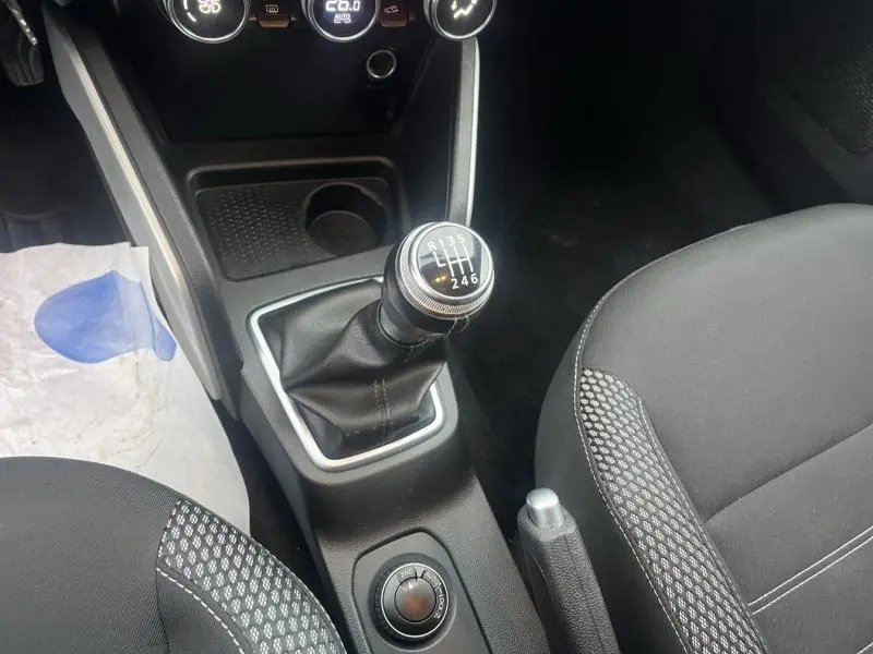 Le levier de vitesses manuel noir et argenté du Dacia Duster 2021 vu de dessus avec sièges tissu noir à motifs.