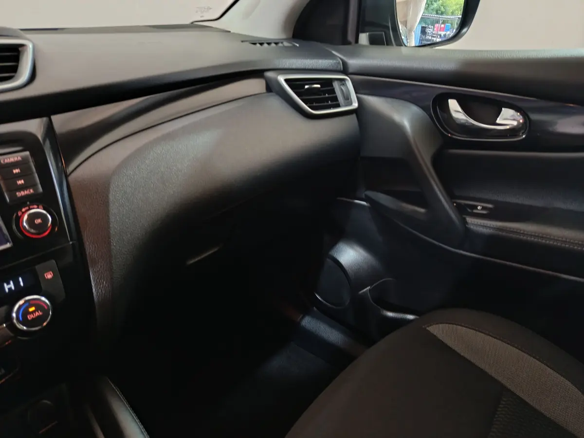 Vue intérieure côté passager du tableau de bord noir et siège tissu du Nissan Qashqai 1.5 DCI 115 Business Edition 2019.