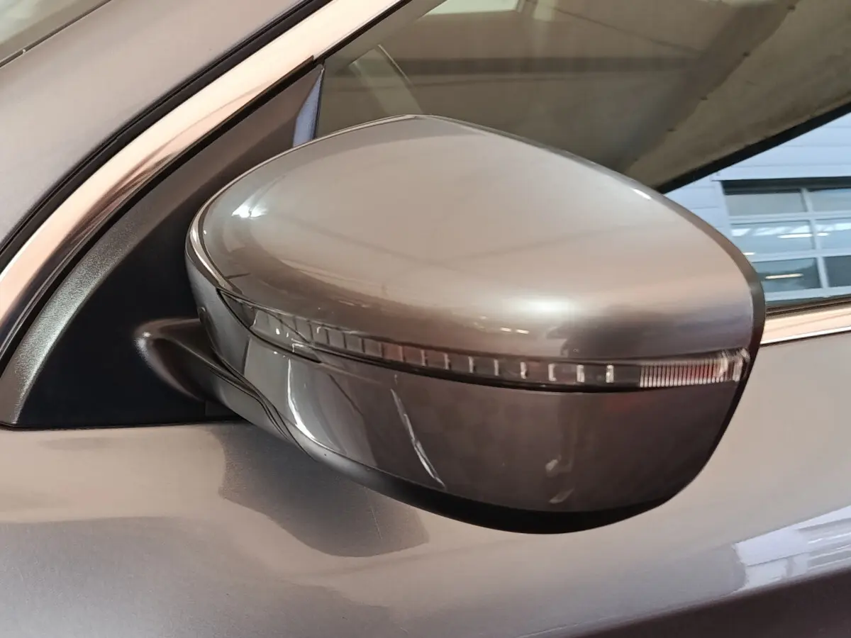 Gros plan sur le rétroviseur côté gauche gris clair du Nissan Qashqai 1.5 DCI 115 Business Edition 2019.