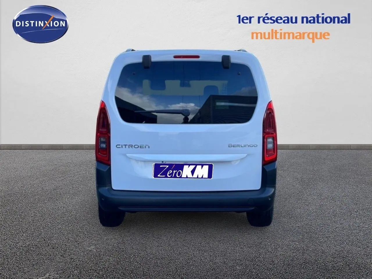 Vue arrière d'un Citroën Berlingo blanc glacier 2025 avec feux rouges verticaux et pare-chocs noir.