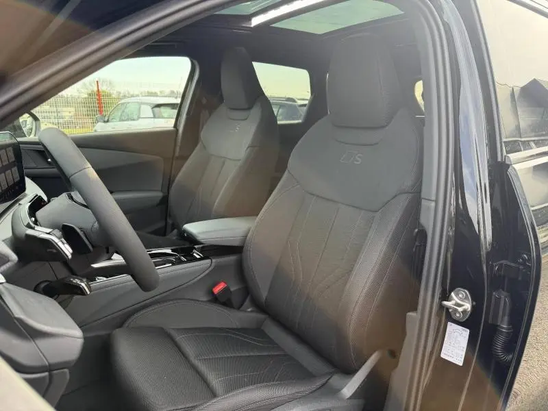 Vue intérieure côté conducteur de l’Audi Q3 2.0 TDI 150ch S line 2026 avec sièges noirs S line et toit panoramique.
