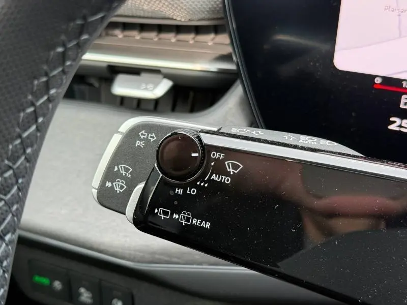 Gros plan sur la commande des essuie-glaces côté gauche dans l’habitacle noir du Audi Q3 2026 finition S line.
