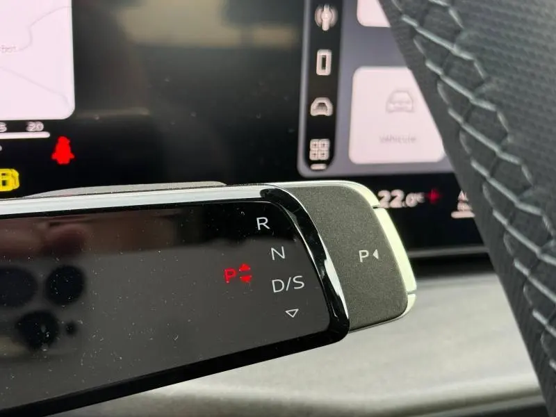 Gros plan sur le levier de vitesses automatique de l'Audi Q3 2026, affichant les modes R, N, D/S et P, intérieur noir.