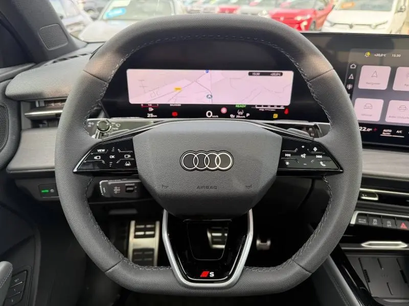 Vue rapprochée du volant multifonction noir de l'Audi Q3 2.0 TDI S line 2026 avec tableau de bord numérique.