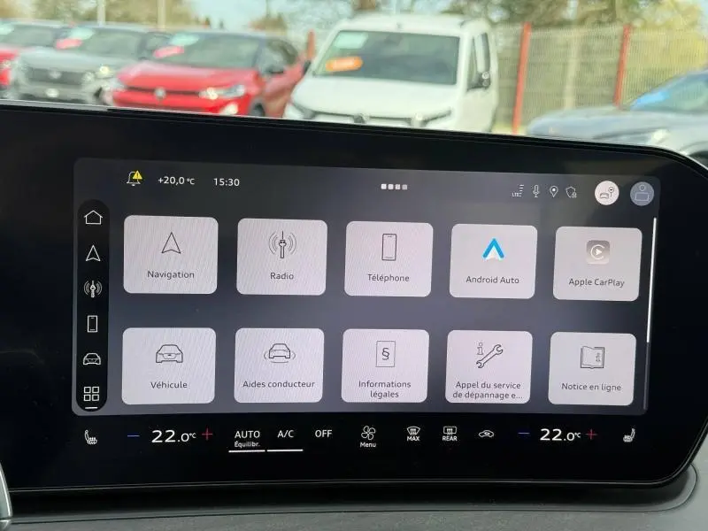 Écran tactile central de l’Audi Q3 2.0 TDI 150ch S line 2026 affichant les options de navigation, radio et connectivité.
