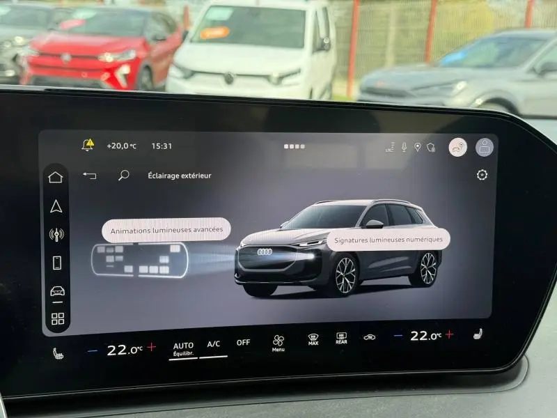 Écran tactile intérieur affichant un Audi Q3 2026 noir mythique métallisé en 3/4 avant avec détails des signatures lumineuses numériques.