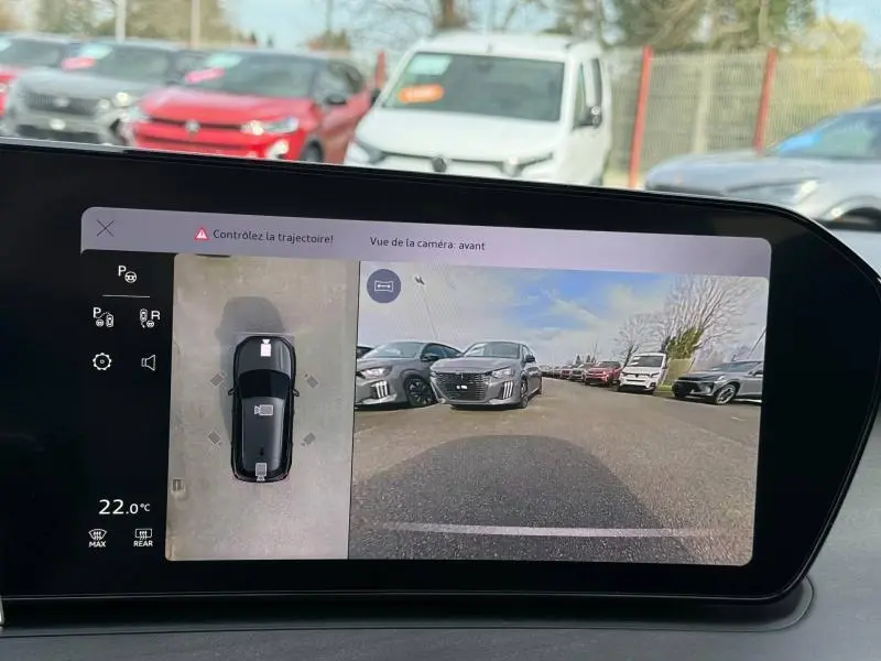 Vue écran caméra avant et vue 360° du tableau de bord d’un Audi Q3 noir Mythique métallisé, version 2026 S line.