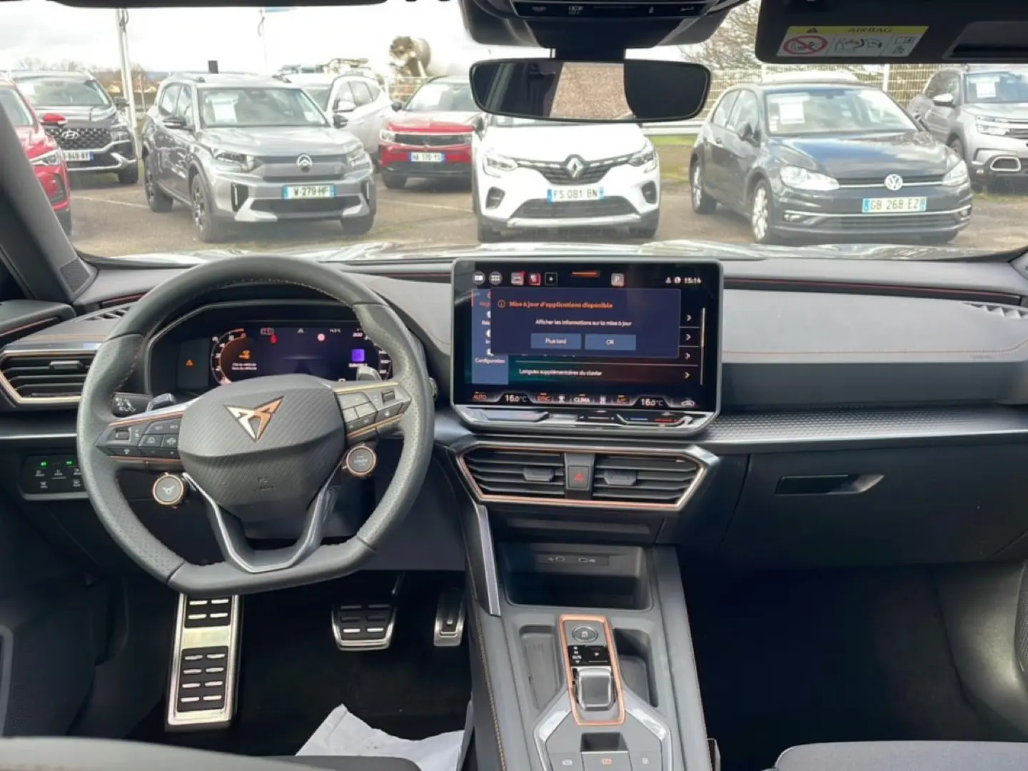 Intérieur du CUPRA Formentor 2.0 TDI 150 DSG7 2026, vue frontale sur le tableau de bord et volant cuir sport noir.