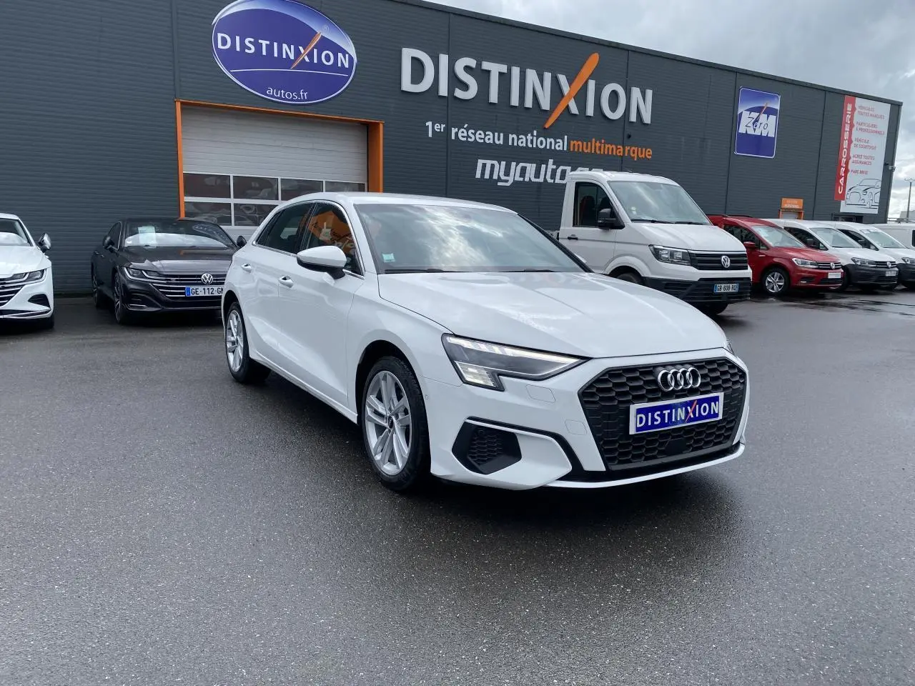 Audi A3 Sportback blanc Ibis vue 3/4 avant droit avec calandre noire et jantes alliage 18 pouces style étoile.
