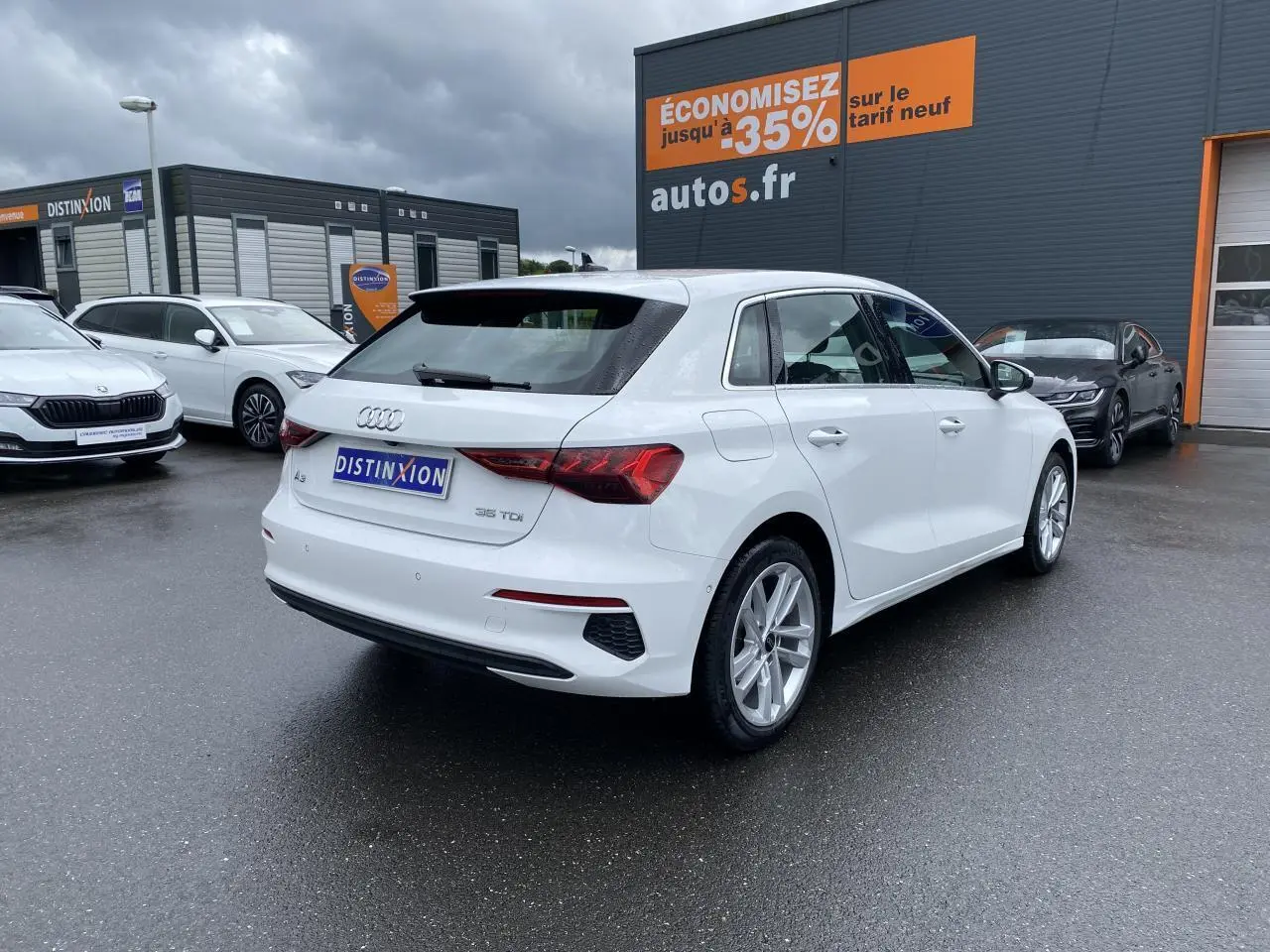 Audi A3 Sportback blanc Ibis vue 3/4 arrière droit, jantes alliage Audi Sport 18 pouces et feux LED dynamiques.
