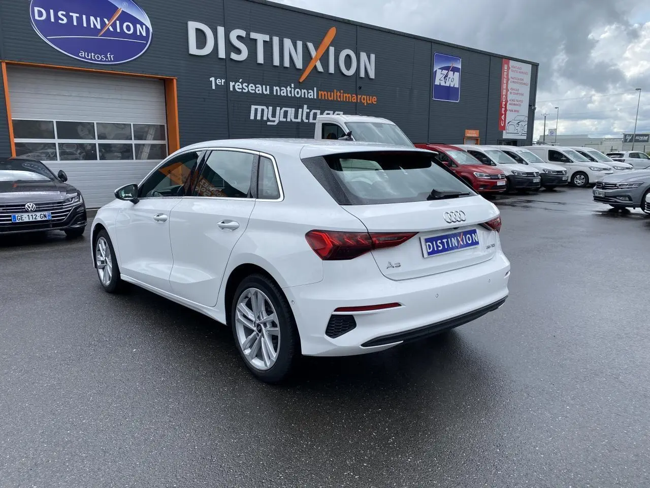 Audi A3 Sportback blanc Ibis vue 3/4 arrière droit avec jantes alliage léger et feux arrière LED dynamiques
