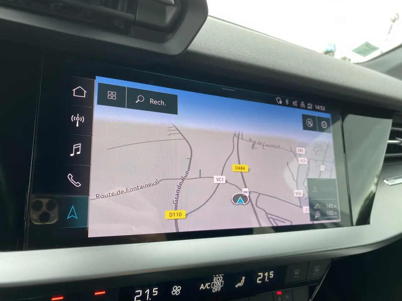 Écran central tactile de navigation Audi MMI montrant une carte routière avec itinéraire actif dans un A3 Sportback blanc.
