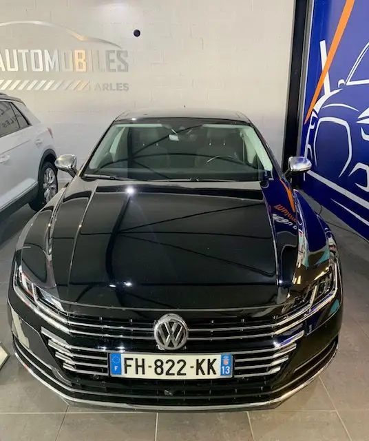 Vue frontale d'une Volkswagen Arteon noire 2019 avec calandre chromée et plaque d'immatriculation française visible.