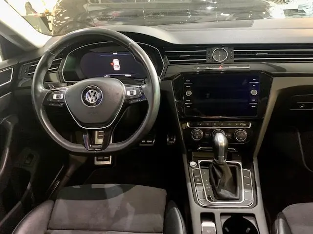 Vue intérieure du tableau de bord et volant noir d'une Volkswagen Arteon 2019 avec boîte automatique et écran tactile central.