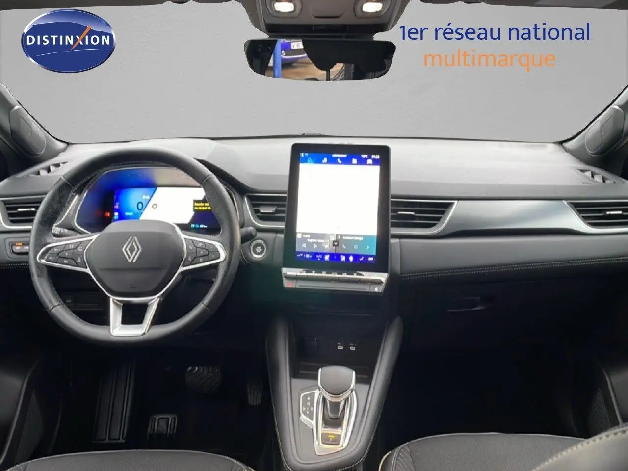 Vue intérieure avant du Renault Symbioz noir étoile métal, avec tableau de bord numérique et écran tactile central vertical.