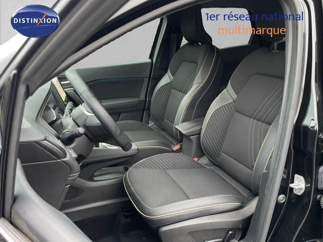 Vue intérieure côté gauche montrant les sièges avant noirs étoile métal du Renault Symbioz 2025 en version hybride.