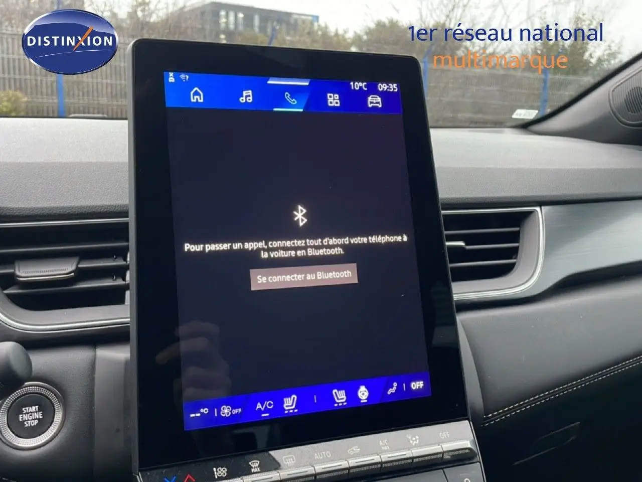 Vue intérieure du tableau de bord de la Renault SYMBIOZ 2025, écran tactile central noir avec commandes climatisation visibles.