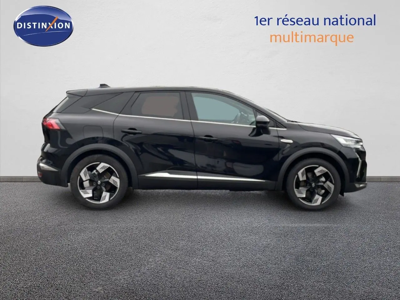Profil droit du Renault Symbioz 1.6 E-Tech Full Hybrid noir étoile métal avec jantes bi-ton et lignes modernes.